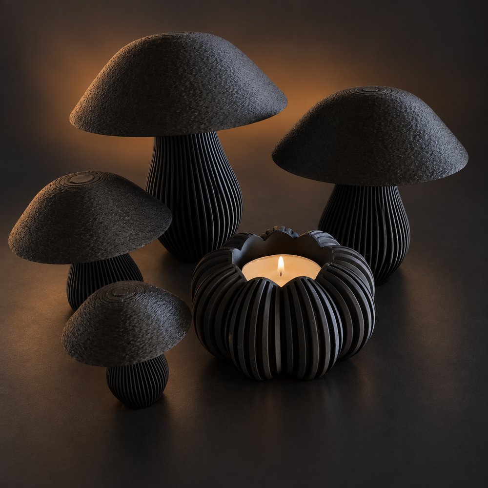 3D-gedruckte Pilzfamilie und Kürbis-Windlicht in schwarzem Filament