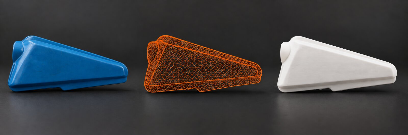 Ablauf 3D-Scanning: blaues Original-Bauteil, digitalisiertes Scan-Modell und weißer 3D-gedruckter Nachbau nebeneinander